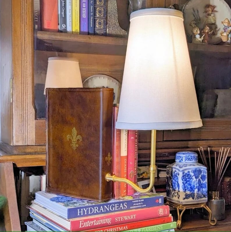 🔥 Classic Literature Lamp – Illuminate Your Space with Timeless Elegance